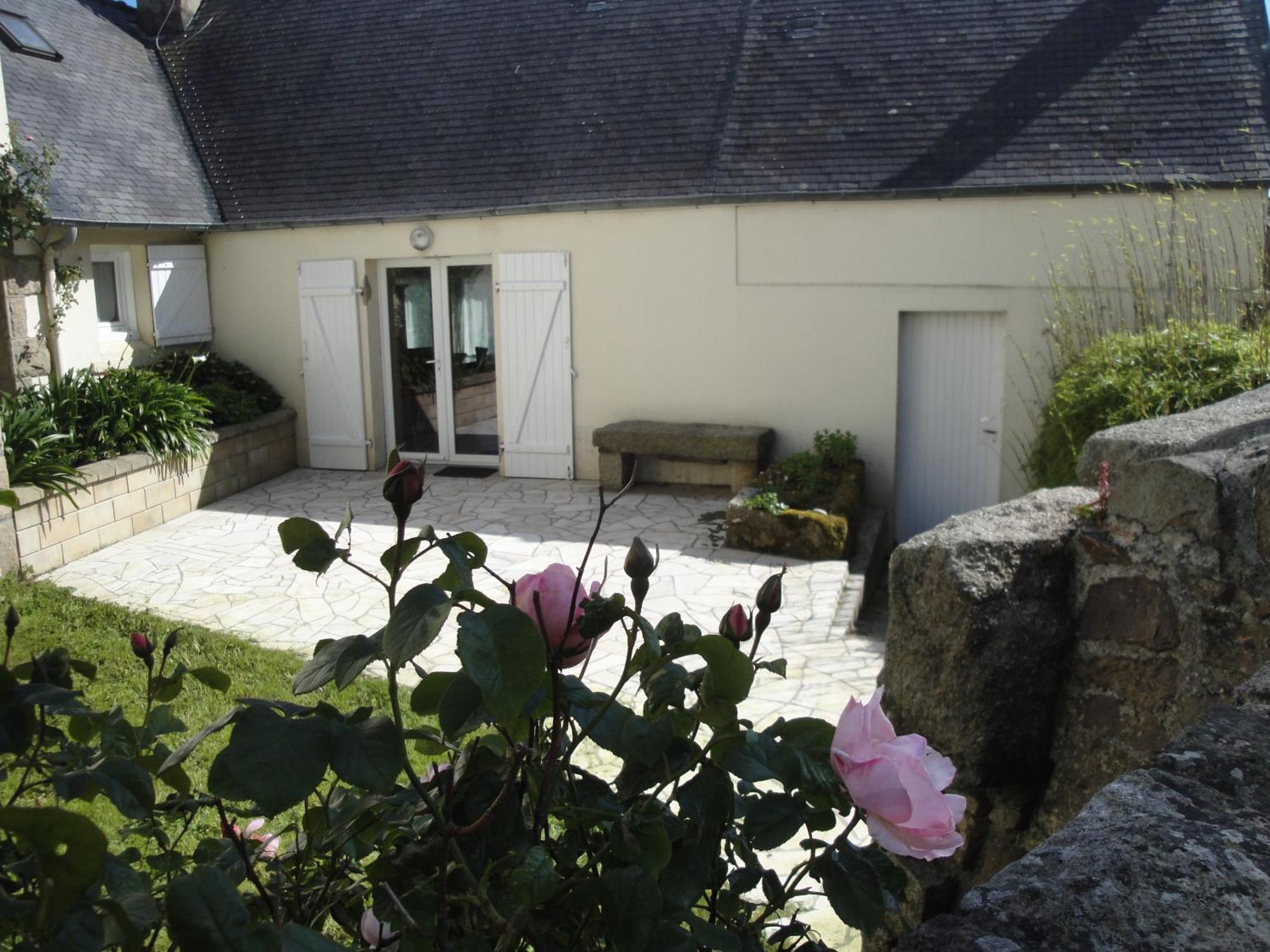 Villa Maison Bretonne Avec Jolie Cour Fermee Et Fleurie Avec Wifi A - Ref 679 Trebeurden